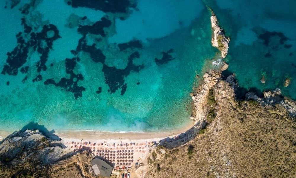 Η παραλία με τα πιο γαλάζια νερά βρίσκεται δίπλα μας - Κι όμως δεν είναι ελληνική